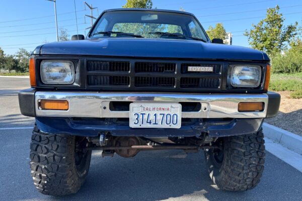 1984 Toyota Pickup 4x4 - Image 2
