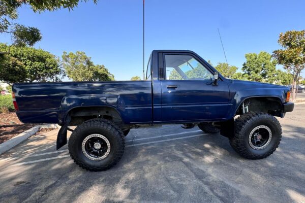 1984 Toyota Pickup 4x4 - Image 3