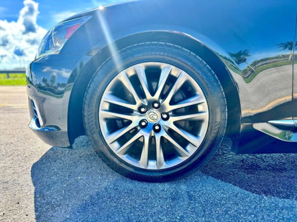 2017 Lexus LS 460 - Image 12