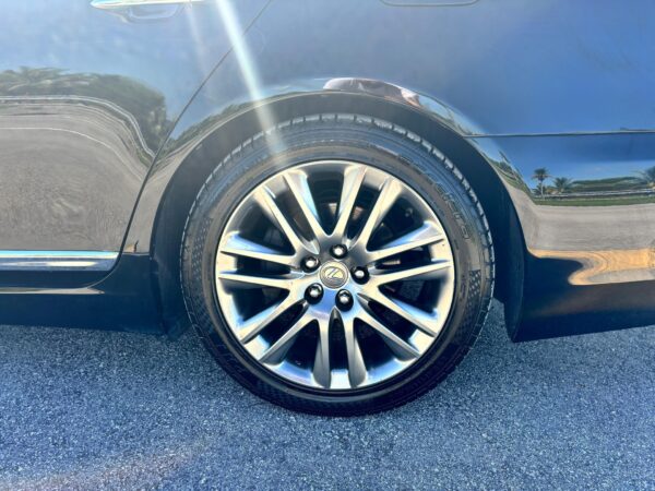 2017 Lexus LS 460 - Image 11