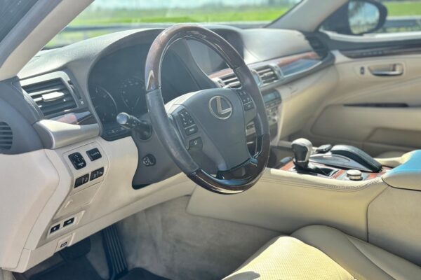 2017 Lexus LS 460 - Image 10