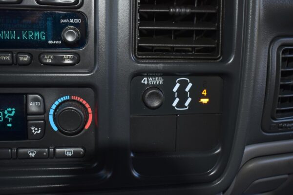 2004 Chevrolet Suburban 2500 LT 4x4 - Image 10