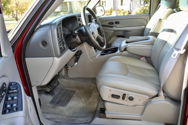 2004 Chevrolet Suburban 2500 LT 4x4 - Image 14
