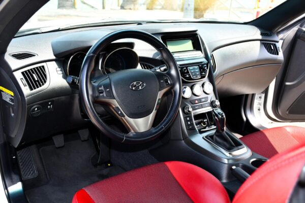 2013 Hyundai Genesis Coupe 3.8 R-Spec - Image 9