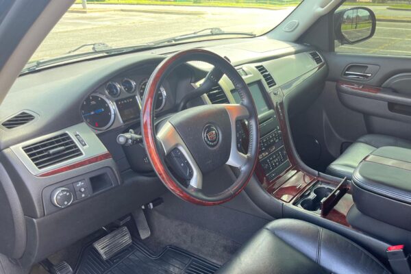 2010 Cadillac Escalade - Image 9