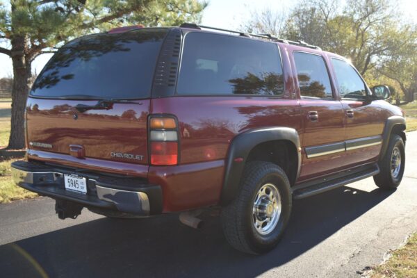 2004 Chevrolet Suburban 2500 LT 4x4 - Image 3