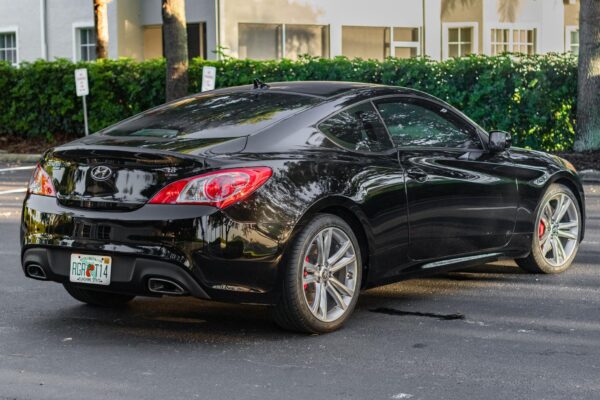 2012 Hyundai Genesis Coupe 3.8 R-Spec - Image 7