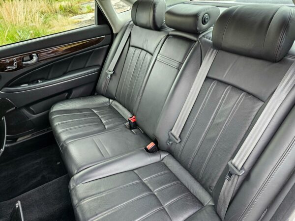 2011 Hyundai Equus Signature - Image 16