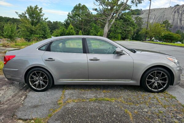2011 Hyundai Equus Signature - Image 3