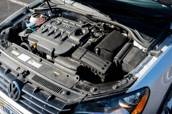 2015 Volkswagen Passat TDI SE - Image 2