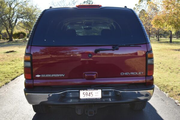 2004 Chevrolet Suburban 2500 LT 4x4 - Image 4