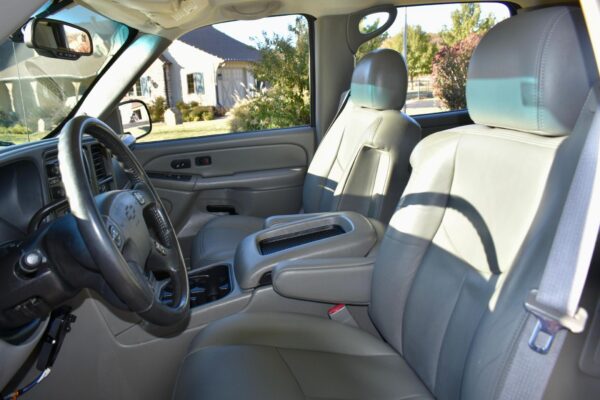 2004 Chevrolet Suburban 2500 LT 4x4 - Image 12