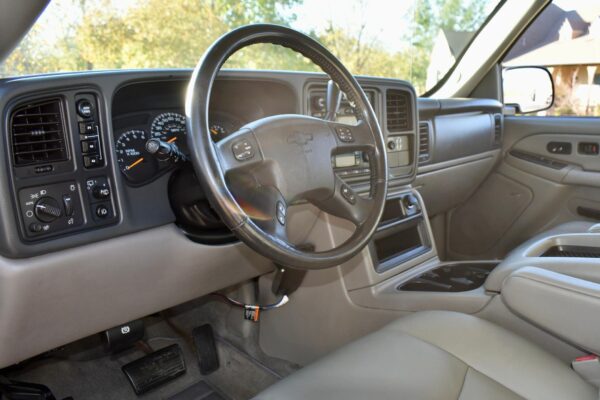 2004 Chevrolet Suburban 2500 LT 4x4 - Image 8