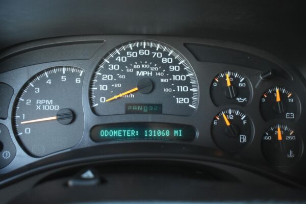 2004 Chevrolet Suburban 2500 LT 4x4 - Image 11