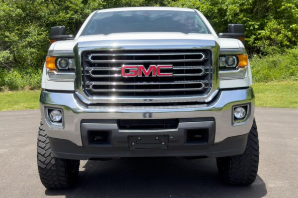 2019 GMC Sierra 2500HD 4x4 - Image 2